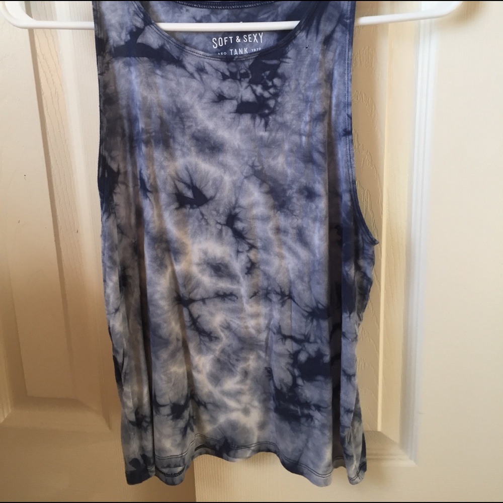 Blue tie-die tank stop
